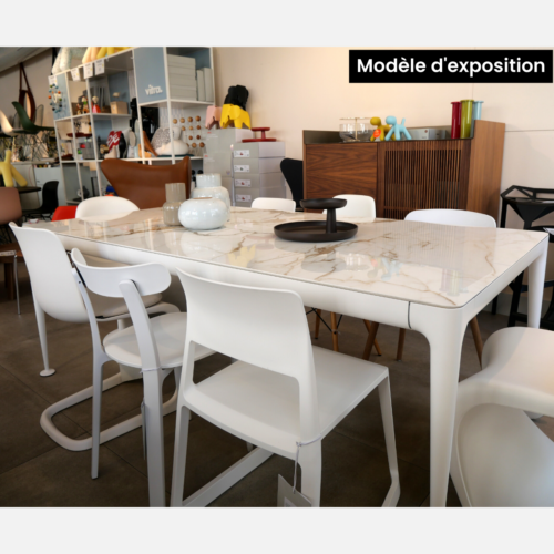 Modèle d'exposition de la table big will au showroom de Nice