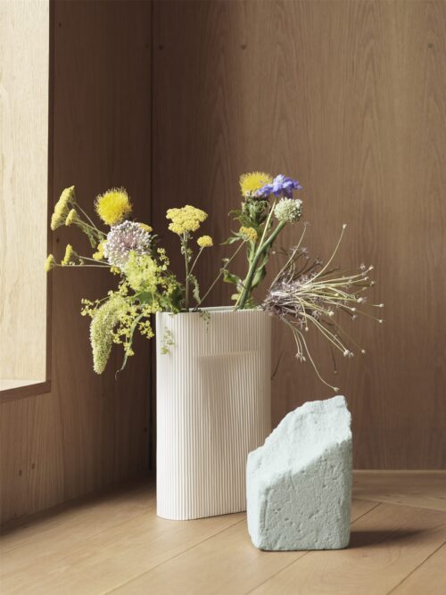 Vase design ridge off white muuto.