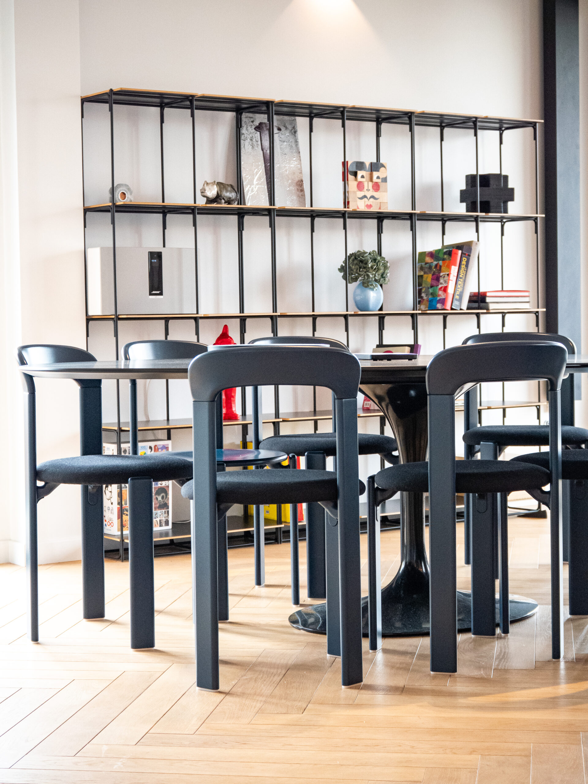 Chaises design noir appelé Rey de la marque Hay design autour de la table à manger