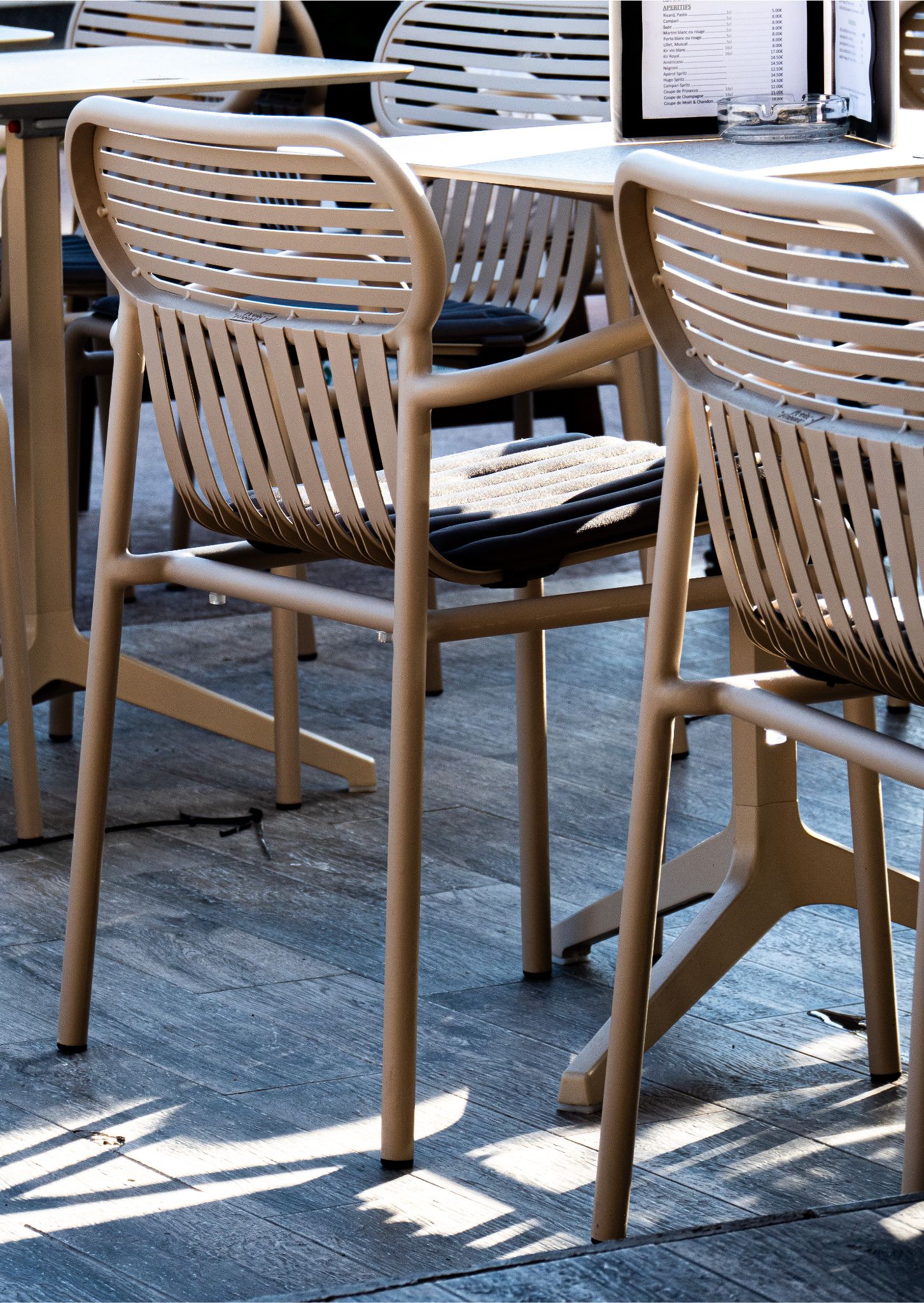 Tables Pedrali et Chaises petite friture pour le cafe de paris