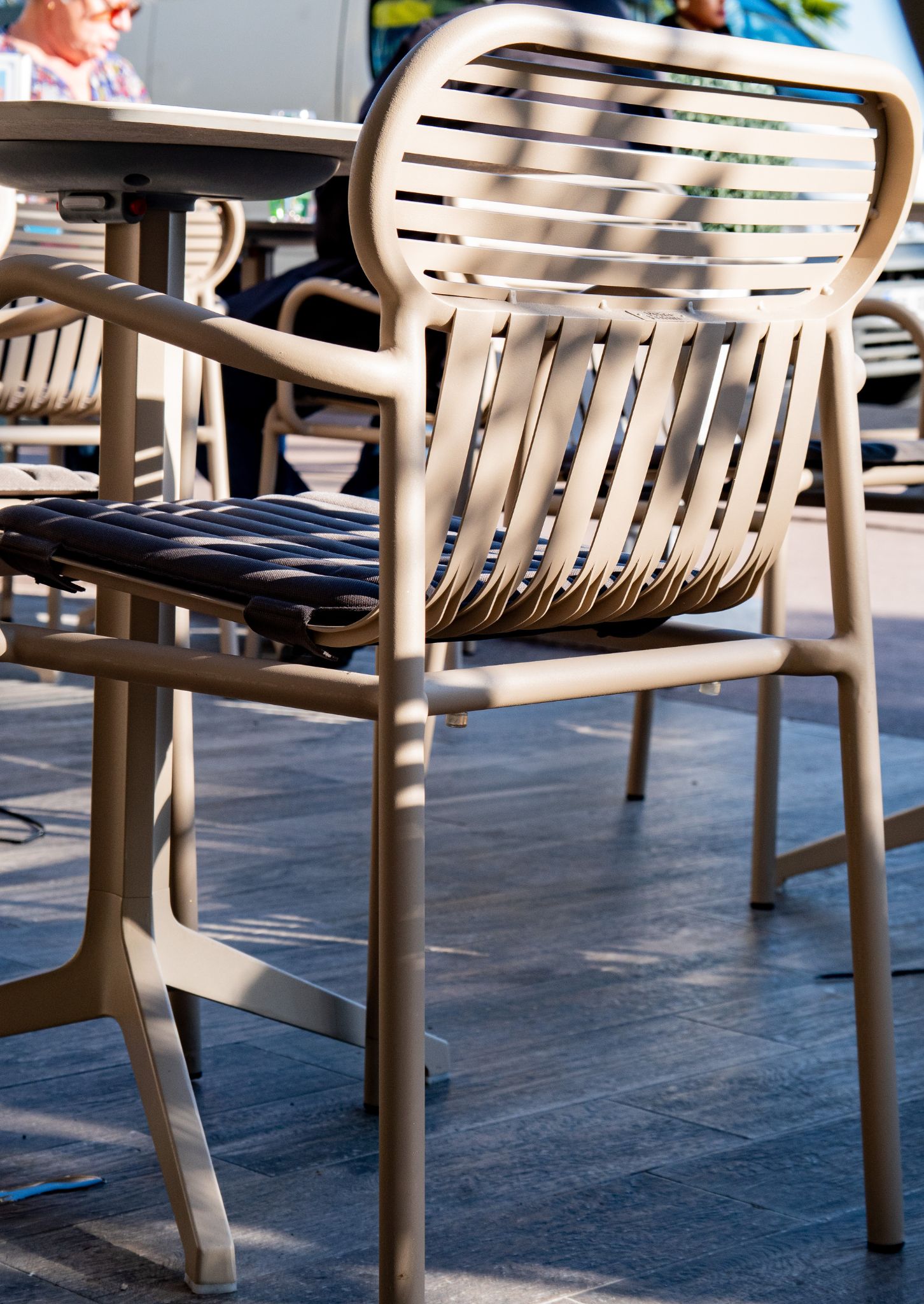 chaise week end pour la terrasse du café de paris