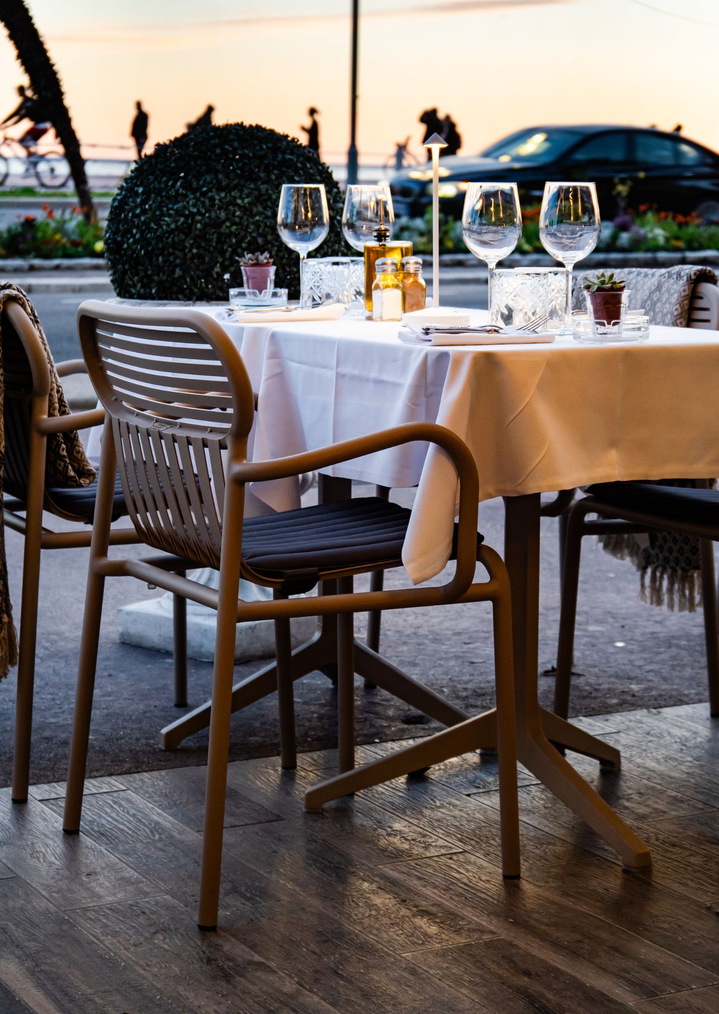 Mobilier pour la nouvelle terrasse du café de paris