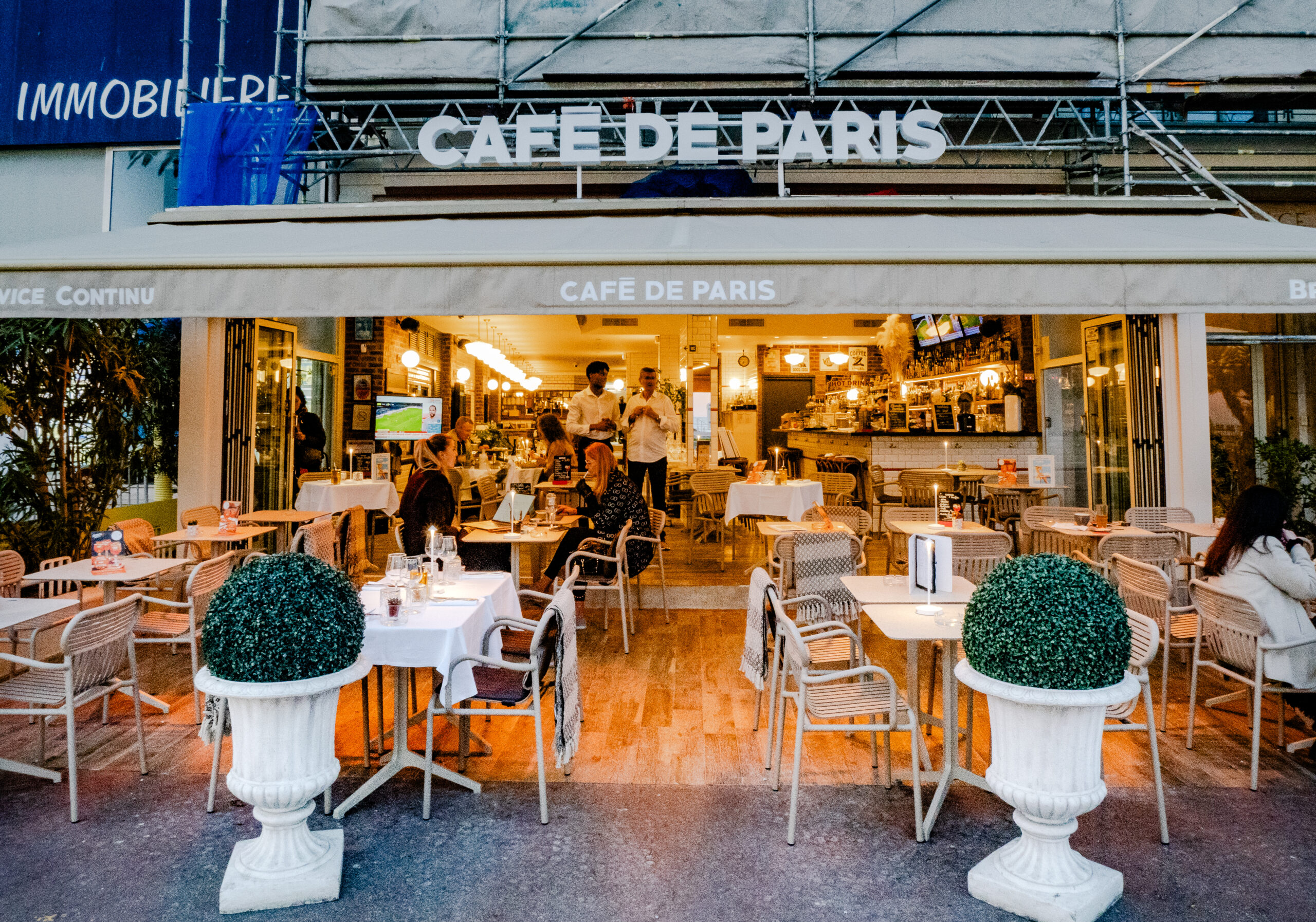 Aménagement de la terrasse du café de paris