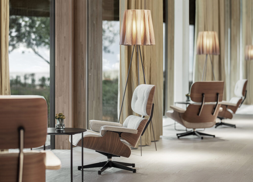 Eames Lounge Chair lobby d'hotel aménagé