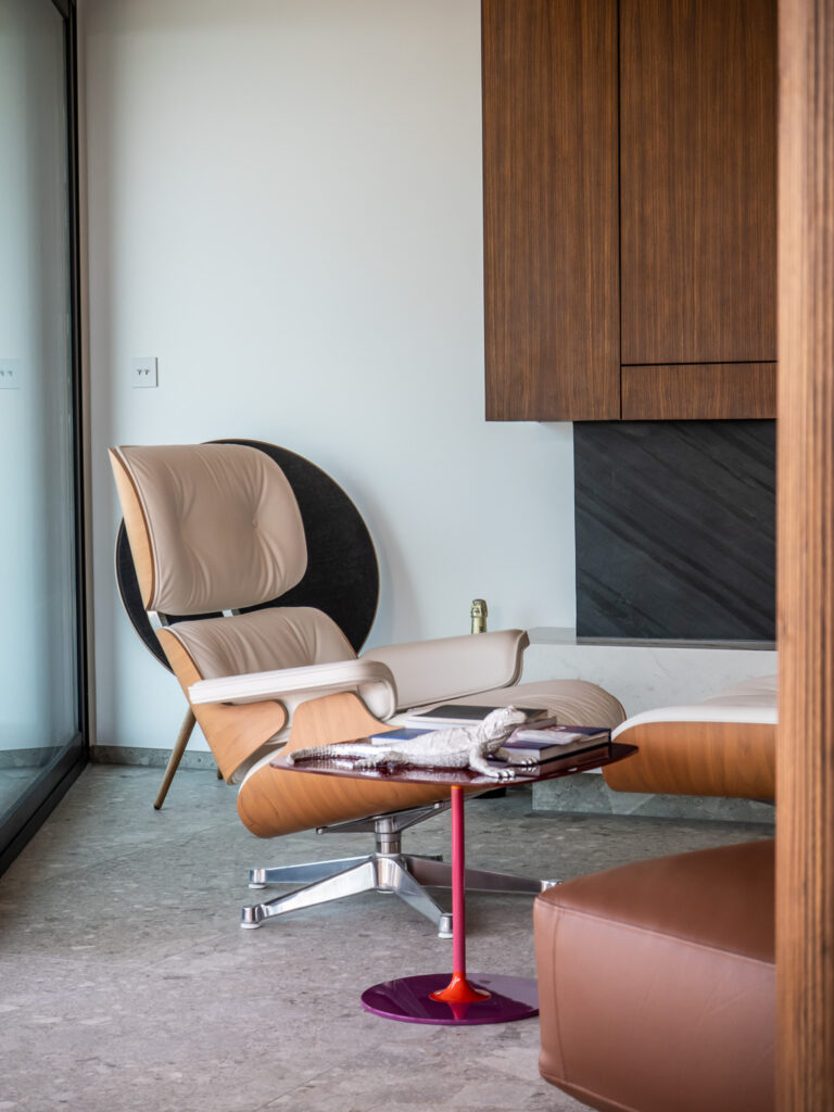 Appartement hauteurs de Nice Eames Lounge chair