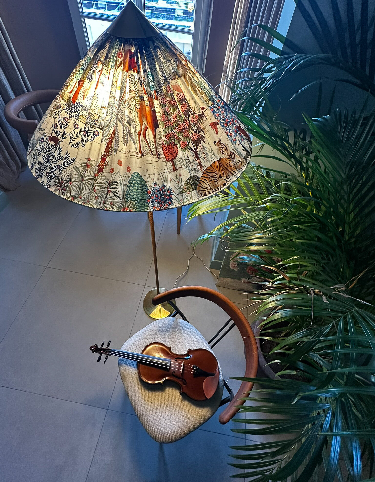 chaise violin Gubi