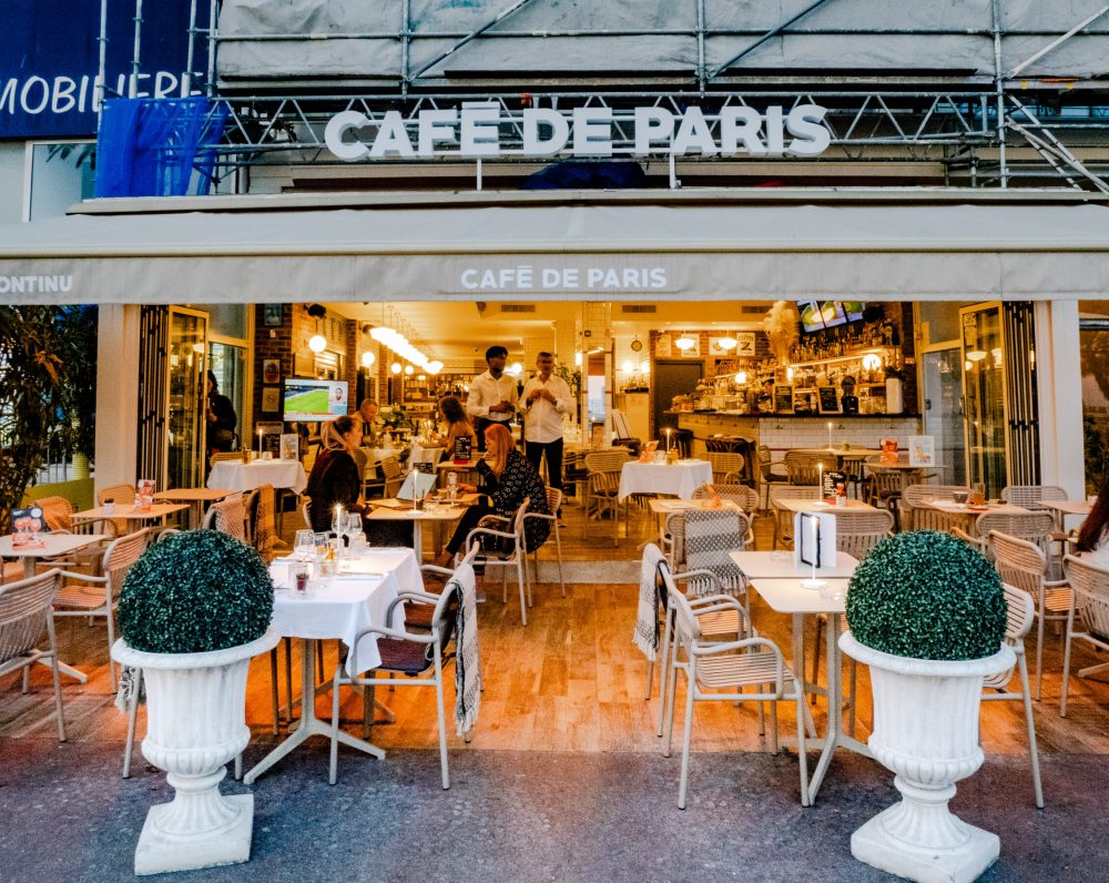 Aménagement de la terrasse du café de paris
